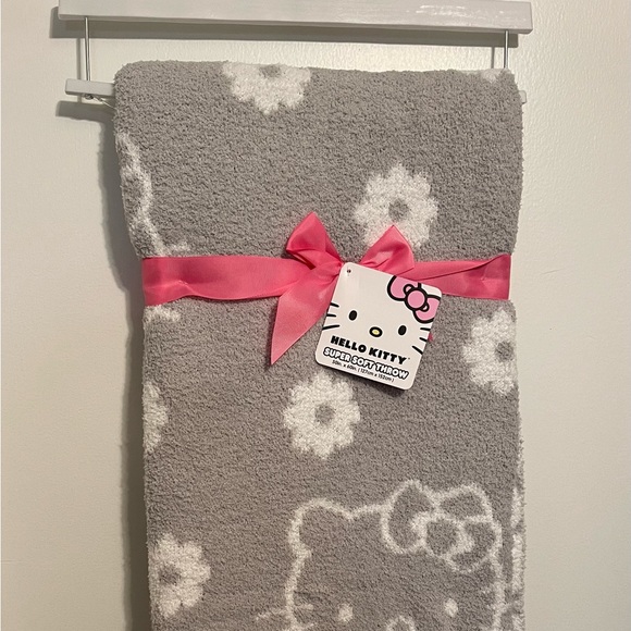 Hello Kitty Daisy Gray and White Throw NWT - Picture 1 of 2